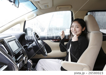 高級車を手に入れた若い女性 26580023