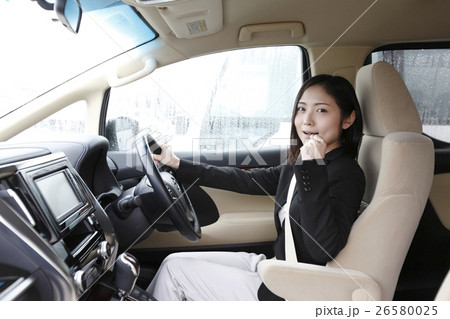 高級車を手に入れた若い女性 26580025