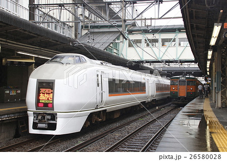 高崎駅に停車中の651系特急スワローあかぎ 26580028