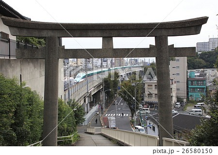 赤羽八幡神社 東北新幹線と鳥居 の写真素材