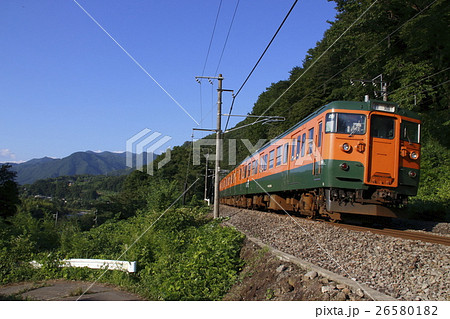 山を登る上越線高崎口の115系電車と谷川連峰 26580182