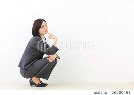 悩む　ビジネスウーマン 26580468