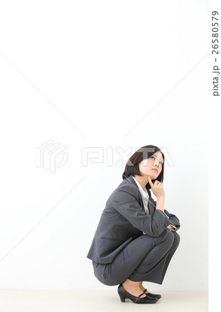 悩む　ビジネスウーマン 26580579