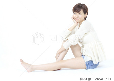 リラックスポーズの若い女性 リラックスポーズの若い女性 26581714