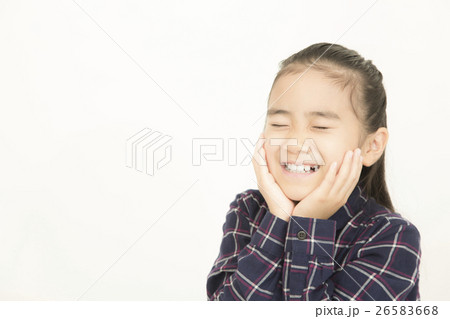 幸せを感じる女の子  26583668