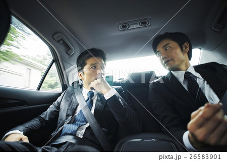 車中のビジネスマン 26583901