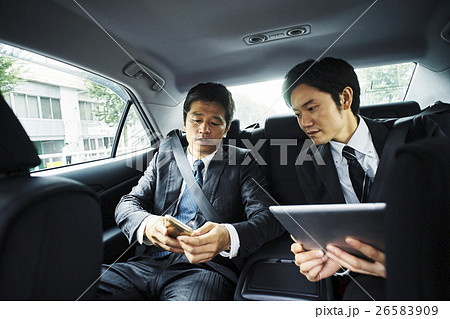 車中のビジネスマン　スマートフォン　タブレット 26583909