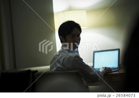 ホテル　パソコン　ビジネスマン 26584073