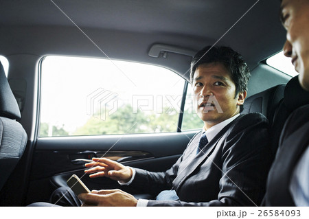 車中のビジネスマン　スマートフォン 26584093