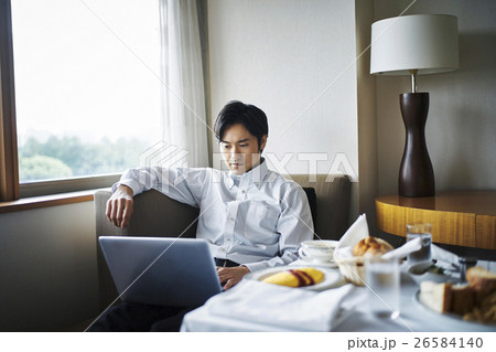 ホテル　朝食　ビジネスマン 26584140
