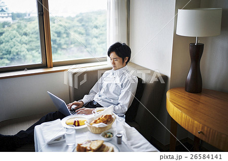 ホテル　朝食　ビジネスマン 26584141