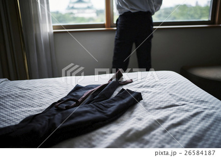 ホテル　窓際のビジネスマン　ジャケット 26584187