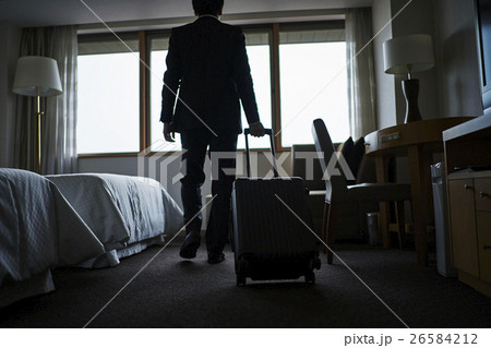 ホテル　部屋　ビジネスマン　キャリーバック 26584212