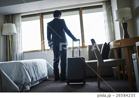 ホテル　部屋　ビジネスマン 26584235