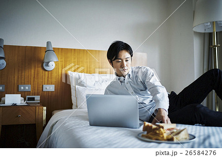 ホテル くつろぐビジネスマン 朝食 ホテル くつろぐビジネスマン 朝食 26584276