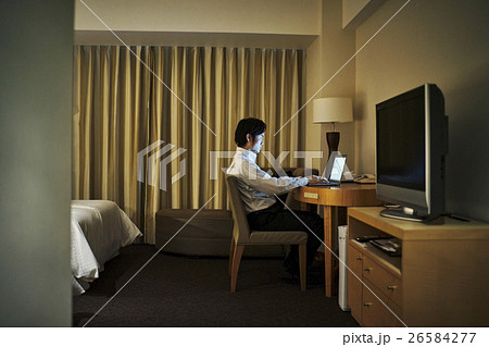 ホテル　パソコン　ビジネスマン 26584277