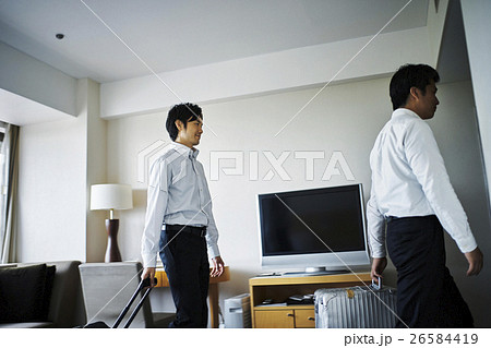 ホテル　部屋　ビジネスマン　出発 26584419