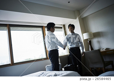 挨拶　握手　ビジネスマン 26584465