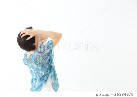 悩むミドル女性 26584979