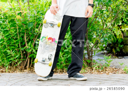 スケートボードと男性の足元 26585090