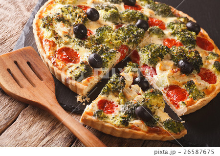Delicious tart with chicken, broccoli, tomatoes 26587675