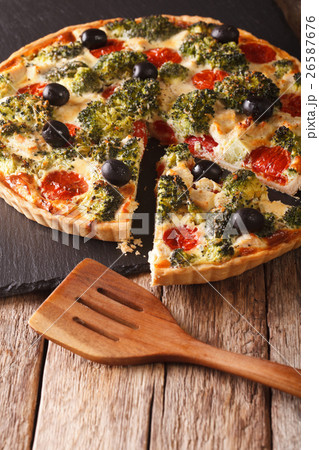 Delicious tart with chicken, broccoli, tomatoes 26587676