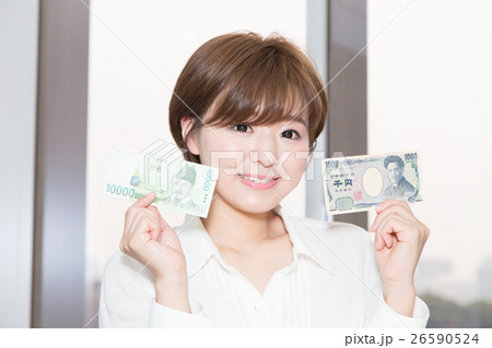 お札を比べる女性 お札を比べる女性 26590524