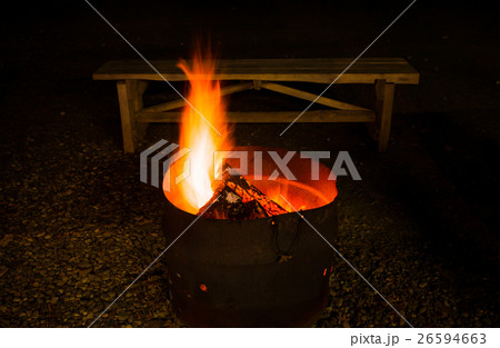 燃える炎 ドラム缶 ベンチ (F) 素材 燃える炎 ドラム缶 ベンチ (F) 素材 26594663