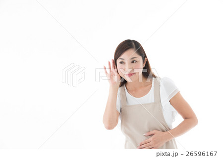 エプロン姿のミドル女性・白バック 26596167