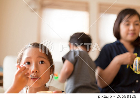 8 years old & 3 years old 8 years old & 3 years old 26598129