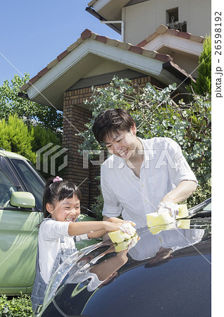 親子で洗車　ポートレート 26598192