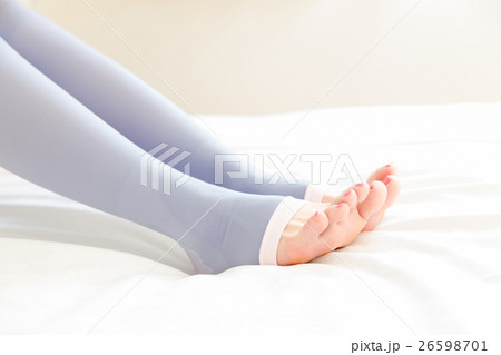 着圧ソックスを履く女性 26598701