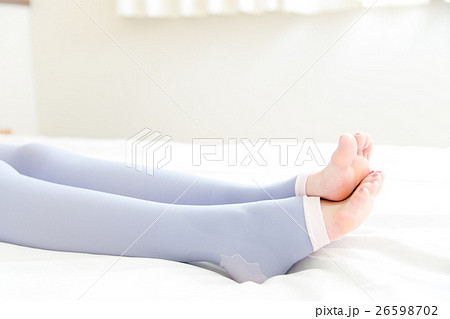 着圧ソックスを履く女性 着圧ソックスを履く女性 26598702