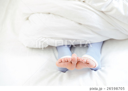 着圧ソックスを履く女性 26598705