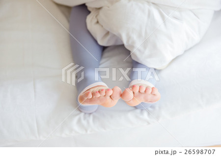 着圧ソックスを履く女性 着圧ソックスを履く女性 26598707