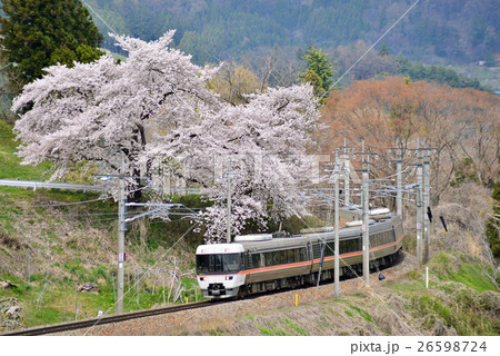 満開の桜と特急しなの 26598724