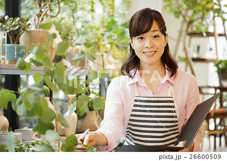 花屋 店員 女性 スタッフ 雑貨 セレクトショップ 撮影協力 Tenoha Daikanyamaの写真素材
