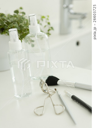 スプレーボトルと化粧道具 26603725