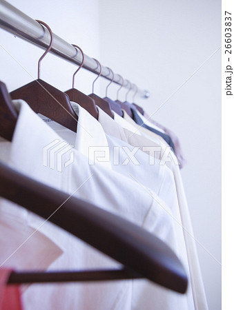 ハンガーにかけられた洋服 26603837