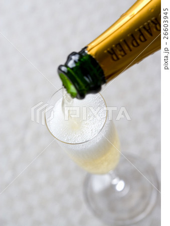 シャンパンを注ぐ 26603945