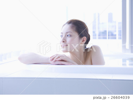 入浴する女性 入浴する女性 26604039