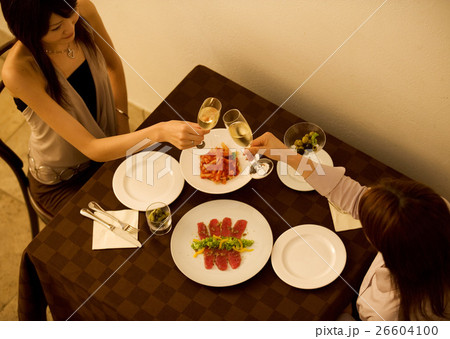 乾杯する女性 26604100