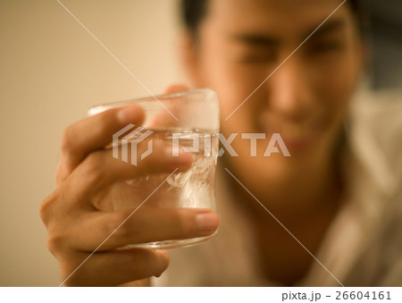 焼酎のグラスを持つ男性の手 焼酎のグラスを持つ男性の手 26604161