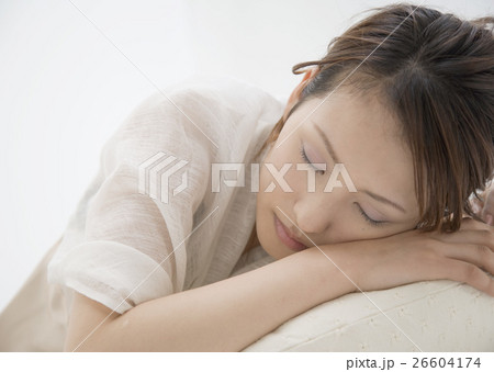 若い女性 若い女性 26604174