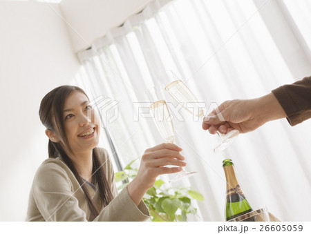 シャンパンで乾杯するカップル シャンパンで乾杯するカップル 26605059