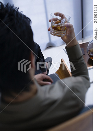ブランデーを楽しむ男性 26605111