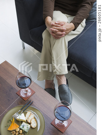 ワインを楽しむ男性 26605181