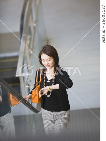 若い女性 若い女性 26605187