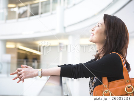 若い女性 若い女性 26605233