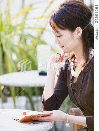 若い女性 26605261